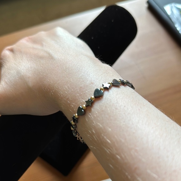 Elegant Gold Linked Bracelet with Dainty Design - Picture 1 of 4